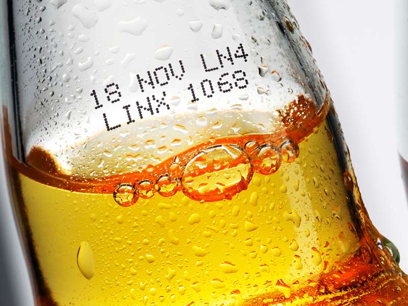 Impressão de dados variáveis em garrafa de vidro com a impressora LINX 8820 Codificação de data e lote em garrafa de vidro com bebida, realizada com alta precisão pela impressora industrial LINX 8820